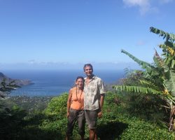 We are in Nuku Hiva, we had looked so forward to being here, and felt enchanted at the wild and beautiful nature. Nuku HIva'ya varmayi cok hayal etmistik, tabiatin vahsi guzelligiyle buyulendik.
